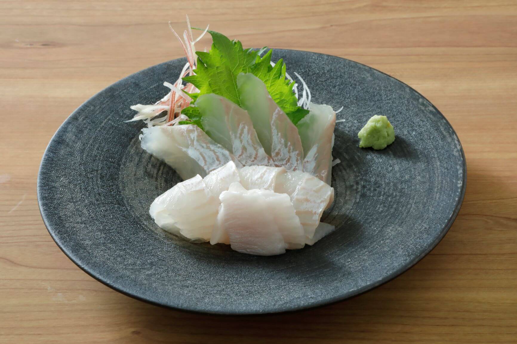 Conjunto de sashimi de pescado plano sintoísta